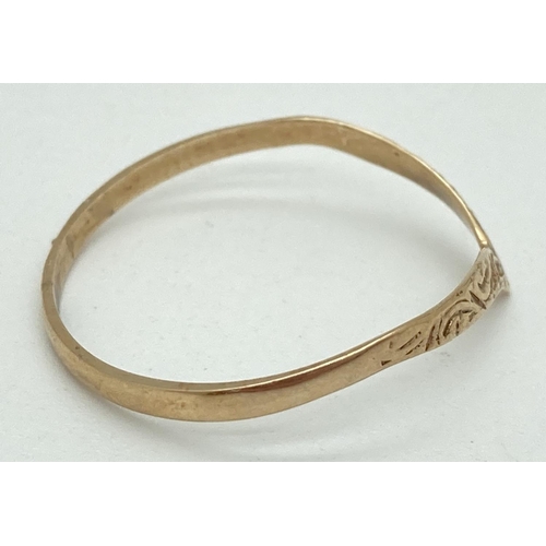 1074 - A 9ct gold wishbone ring with engraved detail. Fully hallmarked inside band. Ring size R. Total weig... 