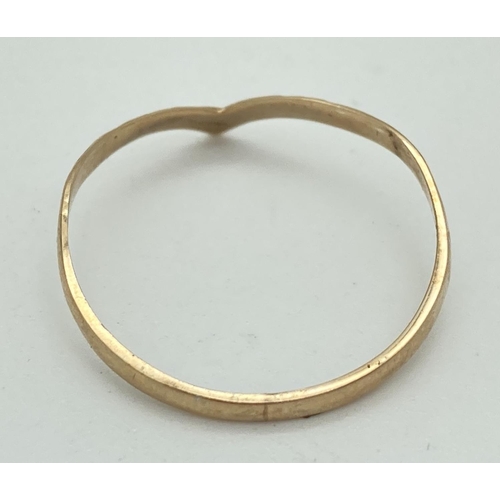 1074 - A 9ct gold wishbone ring with engraved detail. Fully hallmarked inside band. Ring size R. Total weig... 