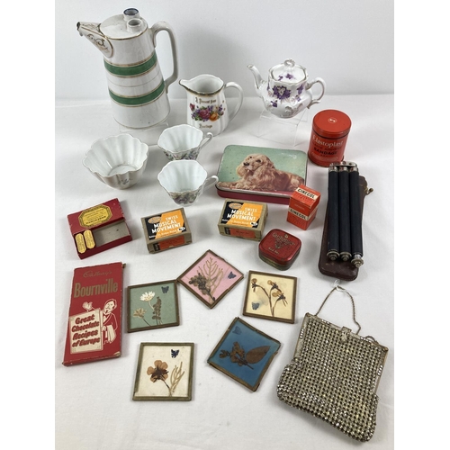 1373 - A box of assorted misc vintage items. To include: boxed Hobbies musical movements, Victorian ceramic... 