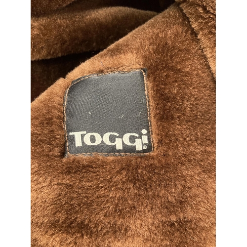 70 - A ladies brown faux suede duffle coat by Toggi. Front zip and toggle fastening. With 2 front pockets... 