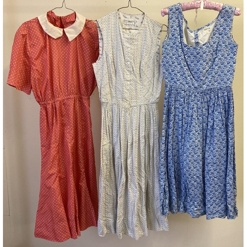 262 - 3 vintage patterned day dresses. 2 sleeveless dresses with floral patterns together with a short sle... 