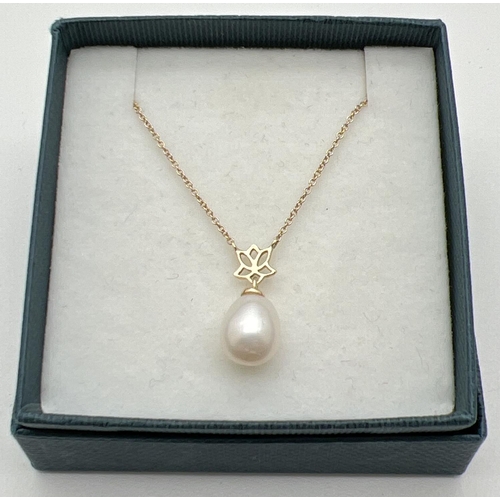 1031 - A 9ct gold fixed pendant single pearl drop necklace with lobster style clasp. Chain length approx 16... 