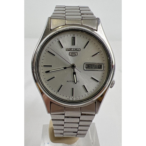 1137 - A vintage 1980 Seiko 5 automatic wristwatch 7009-3100, 090103. With stainless steel case and strap, ... 