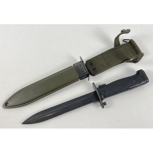 90 - A modern US M8A1 bayonet/knife and scabbard. Complete with belt loop to end of canvas. Total length ... 