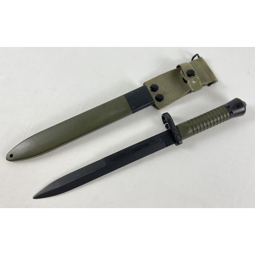 95 - A modern military ET81125A bayonet knife complete with hard plastic and canvas scabbard with metal b... 