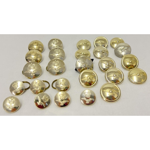 234 - 26 assorted RAF Royal Air Force buttons, larger and smaller sizes. To include examples by Gaunt Lond... 