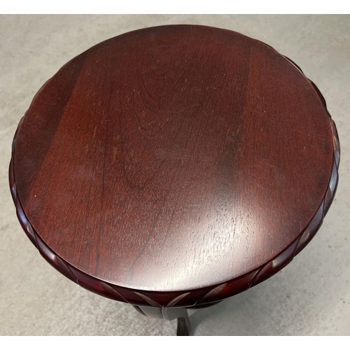 1314 - A modern mahogany coloured circular jardiniere/lamp stand with shaped legs and carved edging. Approx... 