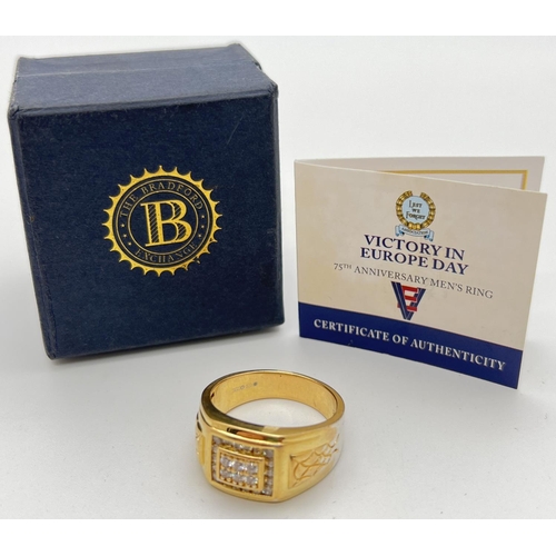 1035 - A boxed 75th Anniversary of Victory In Europe Day mens silver gilt ring by Bradford Exchange. 24ct g... 