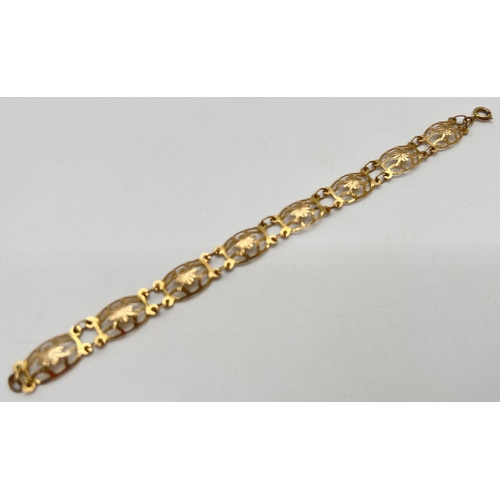 1008 - A vintage 9ct gold bracelet with 8 decorative pierced work panels and spring clasp. Total length app... 