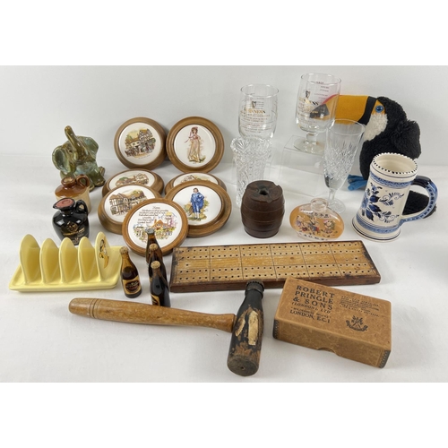 1252 - A collection of vintage brewery related and assorted misc items. To include: Guinness glasses, gavel... 