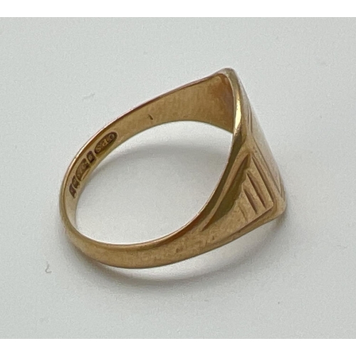 1017 - A men's vintage 9ct gold signet ring with ribbed detail to shoulders and empty square cartouche. Eng... 