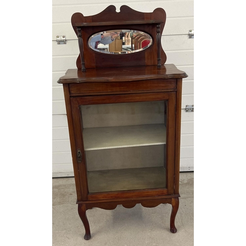 1326 - An Edwardian mahogany mirror backed display cabinet with upper shelf, front cabriole legs and interi... 