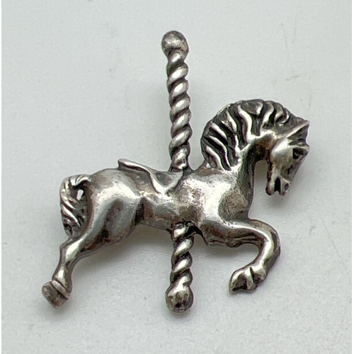 1005 - A 925 silver pin back brooch in the form of a merry-go-round horse. Approx. 3.5cm tall, stamped 925 ... 