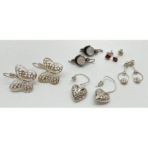 1065 - 5 pairs of silver and costume jewellery earrings in stud and drop styles. To include modern design m... 