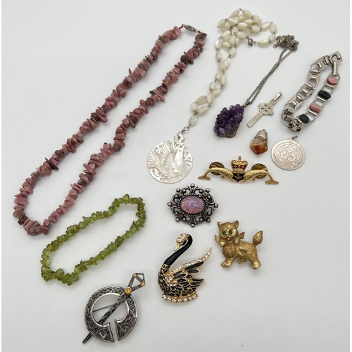 1032 - A collection of assorted vintage costume jewellery to include natural stone set items. Lot includes:... 