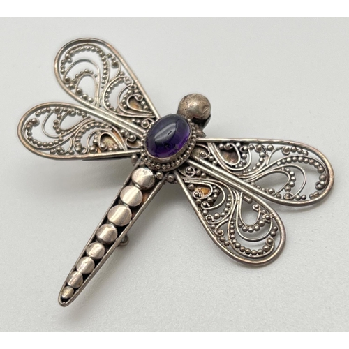 1009 - A vintage silver filigree brooch in the shape of a dragonfly, with central oval amethyst cabochon. M... 