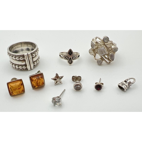 1077 - A small collection of silver and white metal jewellery to include a pair of amber set stud earrings,... 