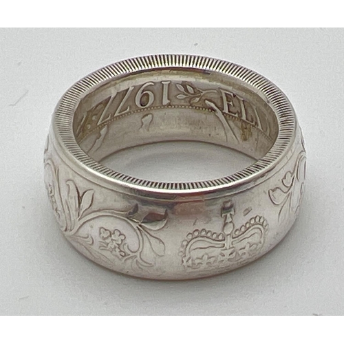 1085 - A heavy white metal ring made from a 1977 Elizabeth II jubilee crown. Ring size X. Total weight appr... 