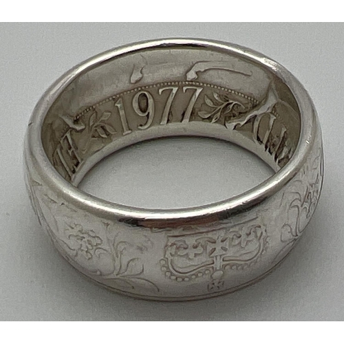 1085 - A heavy white metal ring made from a 1977 Elizabeth II jubilee crown. Ring size X. Total weight appr... 