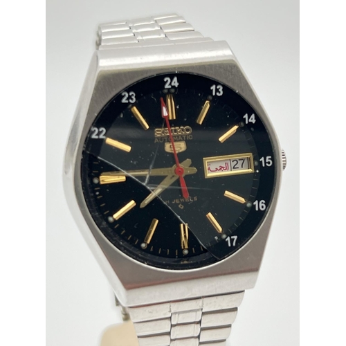 1115 - A vintage Seiko 5 automatic men's 810522 wristwatch with stainless steel strap and case. Black face ... 