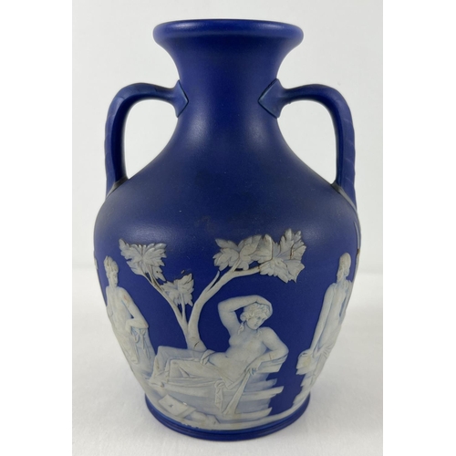 1171 - A 19th century Wedgwood Portland blue Jasperware dipped 2 handled vase. Approx. 21cm tall. Stamped t... 