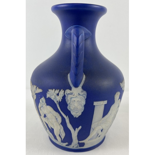 1171 - A 19th century Wedgwood Portland blue Jasperware dipped 2 handled vase. Approx. 21cm tall. Stamped t... 