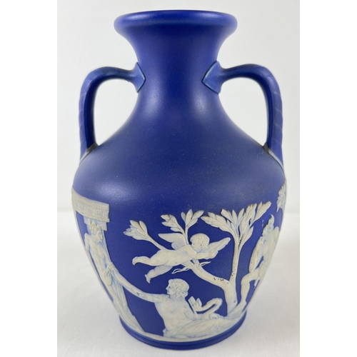 1171 - A 19th century Wedgwood Portland blue Jasperware dipped 2 handled vase. Approx. 21cm tall. Stamped t... 