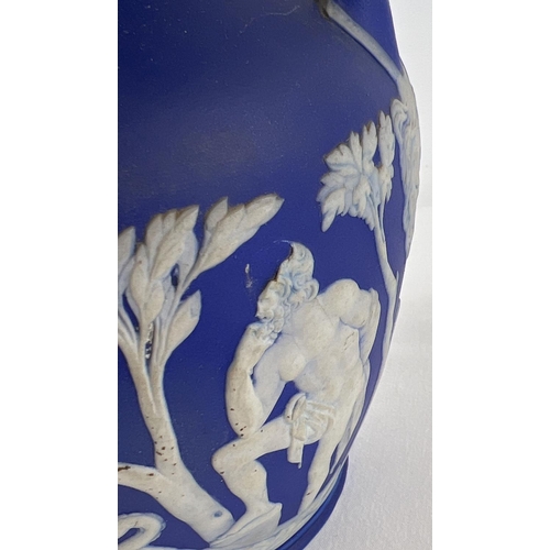 1171 - A 19th century Wedgwood Portland blue Jasperware dipped 2 handled vase. Approx. 21cm tall. Stamped t... 