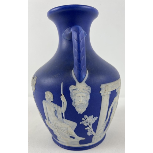 1171 - A 19th century Wedgwood Portland blue Jasperware dipped 2 handled vase. Approx. 21cm tall. Stamped t... 