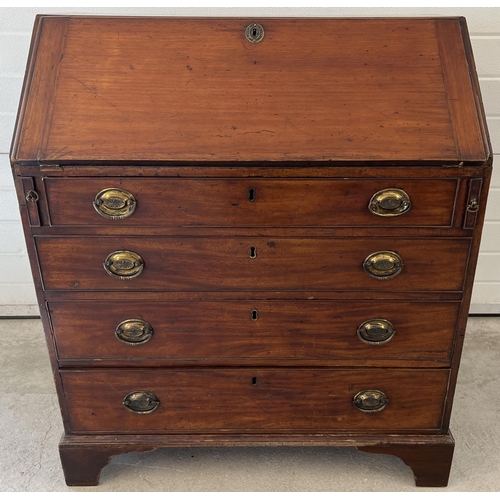 1293 - A Georgian mahogany 4 drawer bureau with drop down handles, brass lock and interior stationery drawe... 