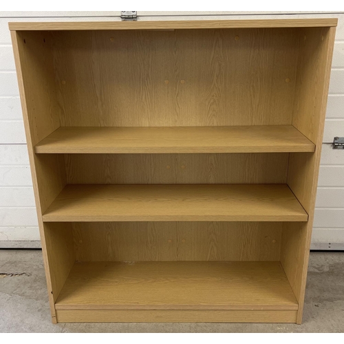 1297 - A modern light wood effect large 3 shelf bookcase, with 2 adjustable shelves. Approx. 120.5cm tall x... 