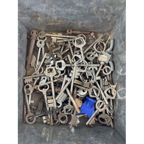 1274 - A tin of assorted vintage and modern keys.