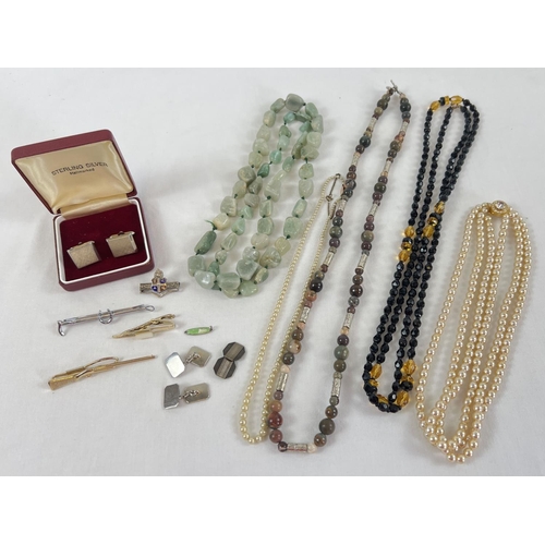 1096 - A collection of assorted vintage costume jewellery items. To include: natural stone and glass bead n... 