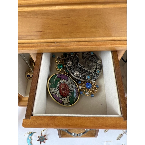 1097 - A wooden jewellery cabinet with a quantity of assorted vintage costume jewellery. To include earring... 