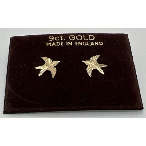 1098 - A pair of unmarked 9ct gold stud earrings in the shape of birds. Complete with butterfly backs. Appr... 