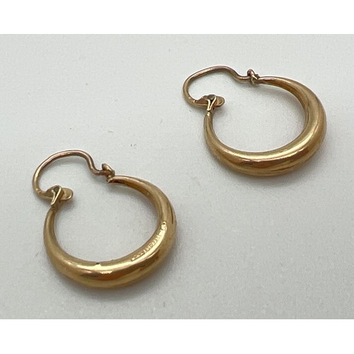 1099 - A pair of hallmarked 9ct yellow gold hooped earrings with hinged hook posts. Fully hallmarked to hoo... 