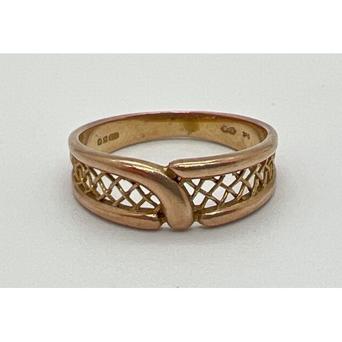 1100 - A vintage 9ct yellow gold band style ring with pierced panel detail of criss-cross design. Fully hal... 