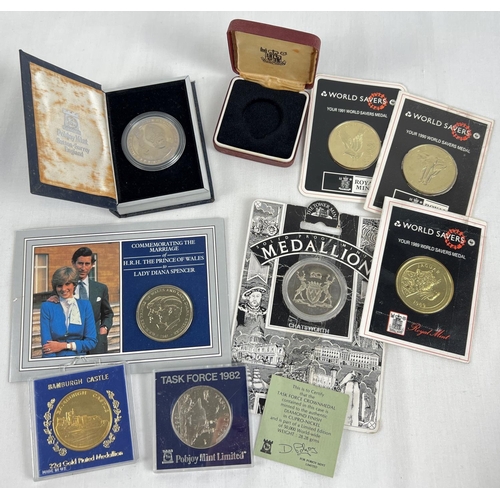 40 - A collection of collectors crowns and medallions. To include blister packed World Savers coins, Bamb... 