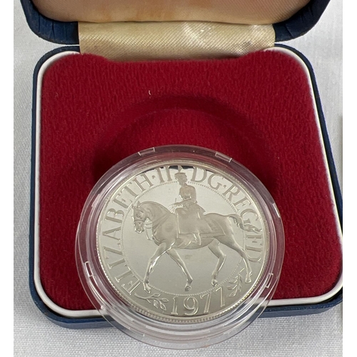 54 - A 1977 silver proof The Queen's Silver Jubilee Commemorative Crown. In original plastic protection c... 