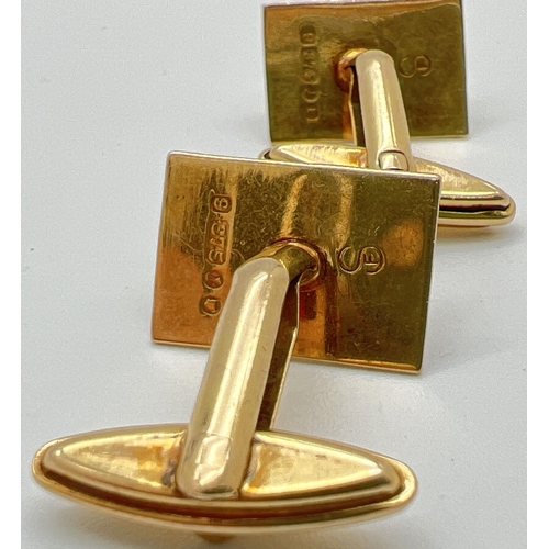 1002 - A pair of vintage 9ct gold square shaped cuff links with brushed detail & etched line decoration. To... 