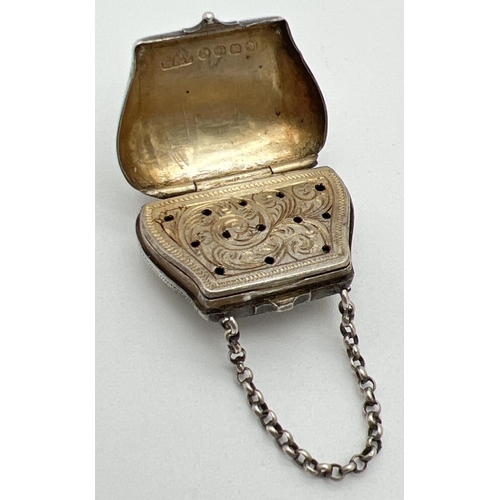 1137 - A Victorian silver novelty vinaigrette modelled as a bag/satchel with belcher chain handle. Fully ha... 