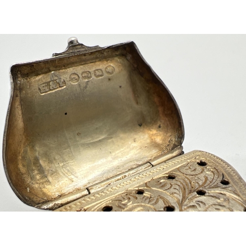 1137 - A Victorian silver novelty vinaigrette modelled as a bag/satchel with belcher chain handle. Fully ha... 