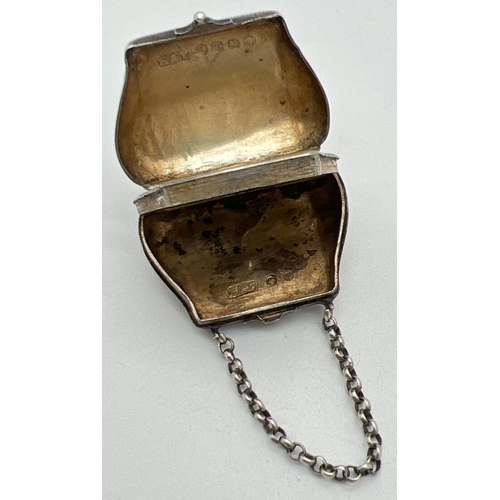 1137 - A Victorian silver novelty vinaigrette modelled as a bag/satchel with belcher chain handle. Fully ha... 