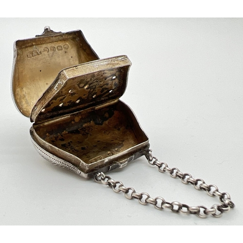 1137 - A Victorian silver novelty vinaigrette modelled as a bag/satchel with belcher chain handle. Fully ha... 