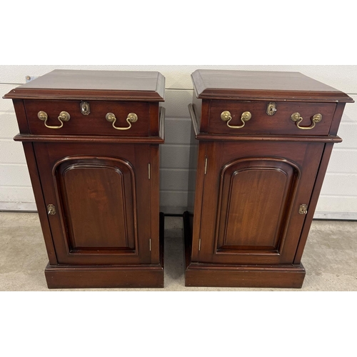 1343 - A pair of vintage mahogany bedside cabinets with brass drop handles and escutcheons. Single drawer a... 