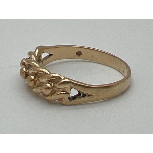 1032 - A vintage 9ct gold single row Keeper ring, fully hallmarked inside band. Ring size N. Total weight a... 