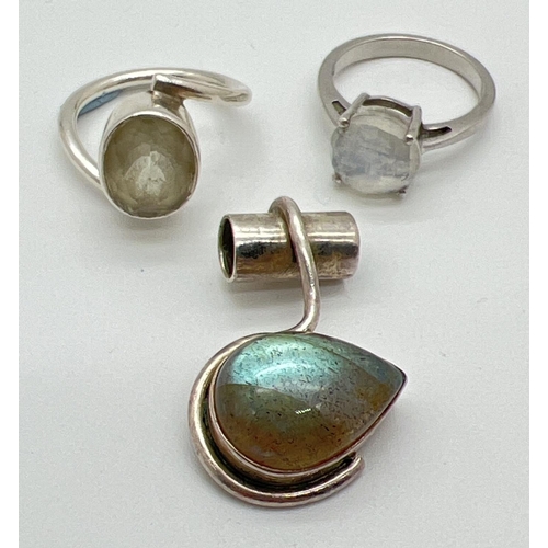 1051 - 3 pieces of modern design semi precious stone set silver jewellery. A dress ring set with a faceted ... 