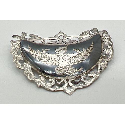 1072 - A vintage Sian silver brooch with Thai dancer decoration to front and pierced work to edges. Approx.... 