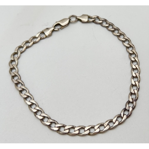 1078 - A vintage silver 9 inch curb chain bracelet with lobster clasp. Marked 925 with scales mark to fixin... 