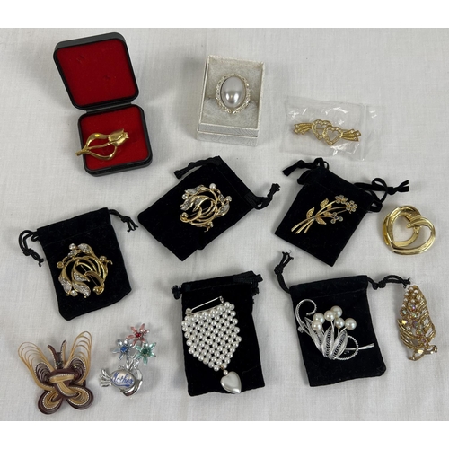 1087 - A collection of 12 vintage brooches to include faux pearl, floral detail and wicker butterfly.